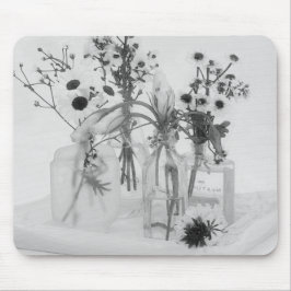 Fyra Flaskor och vita blommor Musmatta