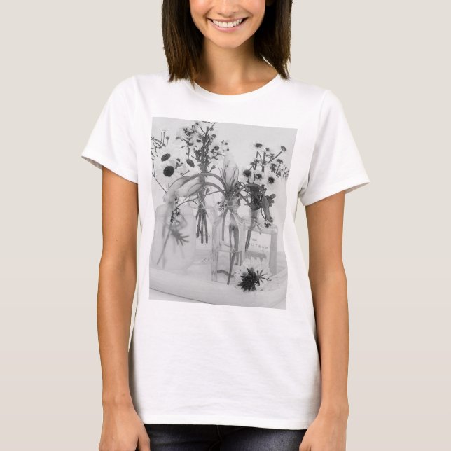 Fyra Flaskor och vita blommor T Shirt (Framsida)
