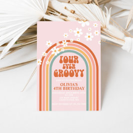 Fyra gånger Groovy-daisyns regnbåge 4e födelsedage Inbjudningar