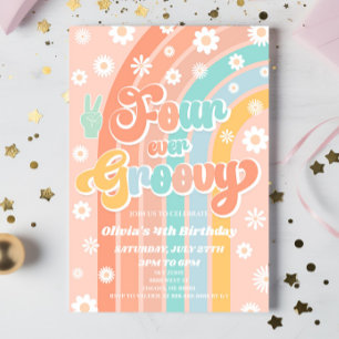 Fyra gånger Groovy Rainbow Daisy 4e födelsedagen P Inbjudningar