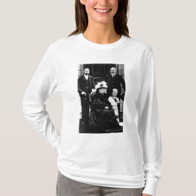 Fyra generationer av Victorianroyalty Tee Shirt (Framsida)