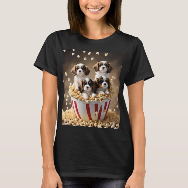 Fyra kavalierska spanska valpar i populationen. t shirt (Framsida)