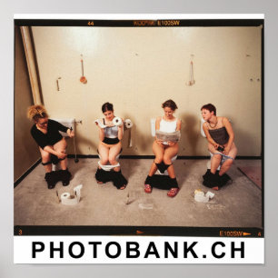 Fyra kvinnor sitta på toaletten poster