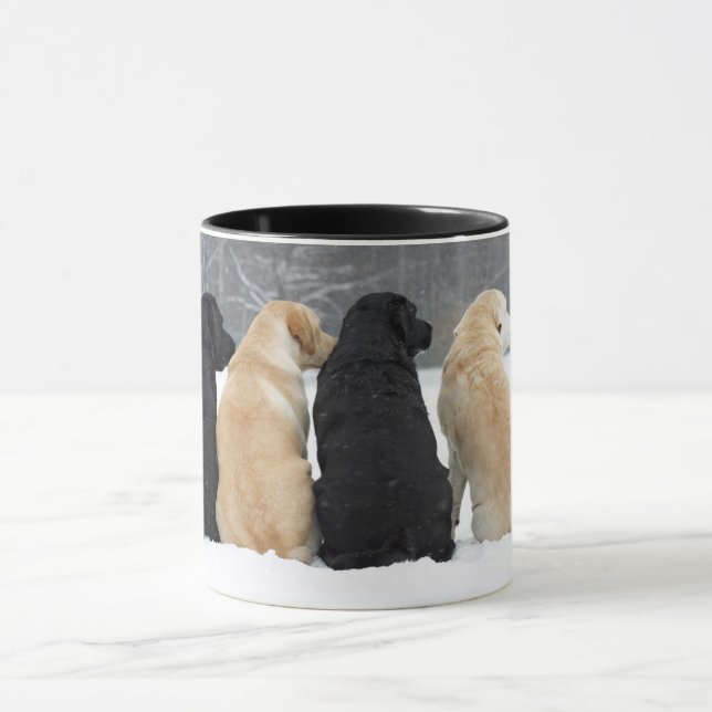 Fyra Labrador Hundar i Snö Mugg (Center)