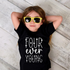 Fyra någonsin unga - 4e födelsedagen Girl Gift T Shirt