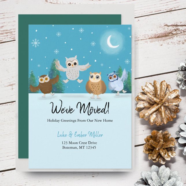 Fyra små ugglor som åker isskridsko meddelande (Spread winter cheer with our charming owls, announcing your new address beautifully.)