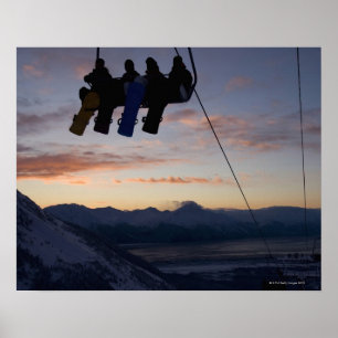 Fyra snowboarders silhuetteras på en skidor hiss poster