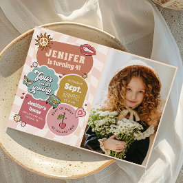Fyra Unga Groovy Daisy 4e födelsedagen Photo Inbjudningar