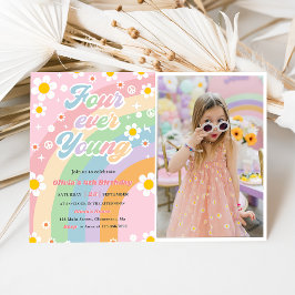 Fyra Unga Groovy-Daisyn Rainbow 4e födelsedagen Inbjudningar