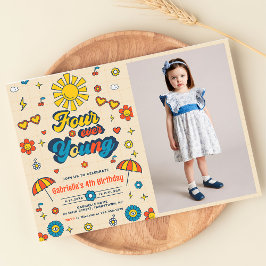 Fyra Unga Groovy Retro-Daisyn 4e födelsedagen Inbjudningar