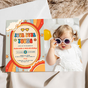 Fyra unga Groovy Retro Rainbow Birthday Inbjudningar