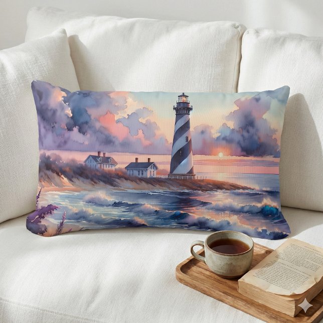 Fyren Cape Hatteras vid solnedgång Kustlinje Lumbarkudde (Cape Hatteras Lighthouse at Sunset Coastline Lumbar Pillow Mockup A)