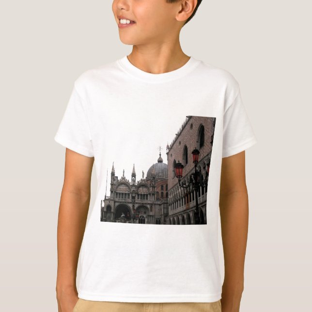 Fyrkant och basilika i St. Mark Tee (Framsida)