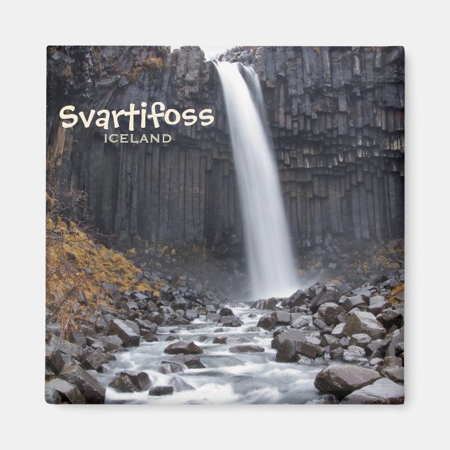 Fyrkantiga svartifoss-vattenfall i Islandets textm Magnet (Framsidan)