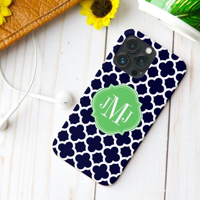 Fyrklöver Marinblå och Vit Mönster Monogram (Quatrefoil Navy Blue and White Monogram iPhone Case back view.)