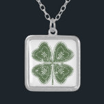 Fyrklövra Sts Patrick dag Silverpläterat Halsband<br><div class="desc">Denna produkt presenterar en illustration av ett lyckligt grönt fyrklövert som dekoreras med,  formar och ett bekymrat utseendemässigt.</div>
