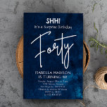 Fyrtio | Flottblått 40:e födelsedag Party Inbjudningar<br><div class="desc">Fyrtio | Den fyrtionde inbjudan från det blå underredespartiet på födelsedagen innehåller en bakgrund av djup blå vattenfärg,  med tillägg av sofistikerad vit inslag med texten "SHH! Det är en överraskande fyrtioårsdag". Anpassa den här inbjudan genom att inkludera dina unika uppgifter och information om party.</div>