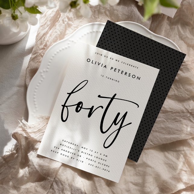 Fyrtio | Modern B&W 40:e födelsedag Party-typograf Inbjudningar (Skapare uppladdad)