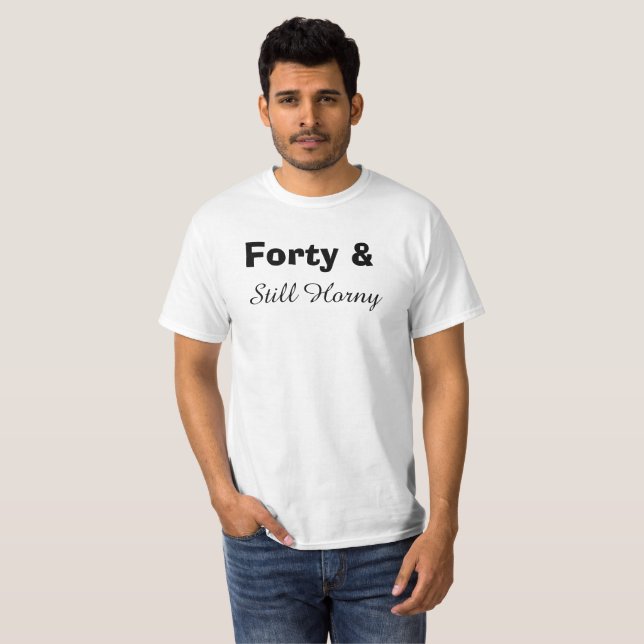 Fyrtio och fortfarande Horny Humous Manar Birthday Tee (Hel framsida)
