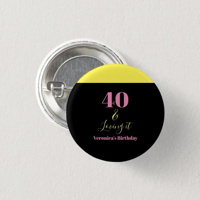 Fyrtio och förtjust i det 40-års födelsedag Gul Sv Knapp (Framsida & baksida)