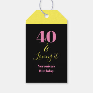 Fyrtio och kär i det 40-års födelsedag Gul Svart Presentetikett