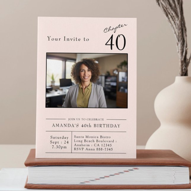 Fyrtio  Rosa, foto Party vid 40:e födelsedag Inbjudningar (Blush pink 40th birthday invitation propped up on a book.)
