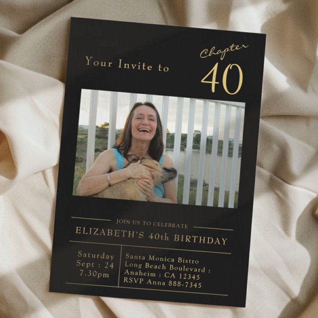 Fyrtio svarta foto, 40:e födelsedag, Party, Guld Inbjudningar (Black and gold 40th birthday party invitation on a cloth background)