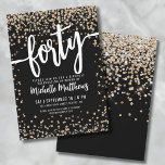 Fyrtio Svarta Guld 40:e födelsedagen Inbjudningar<br><div class="desc">Vi presenterar en chic och firar 40-årsfestinbjudan, perfekt för att markera denna speciella milstolpe i stil. Elegantens utformning har en blandning av konfekti mellan guld och silver glitter, vilket ger en aning roligt och festlighet. Överst visas "fyrtio" på en framträdande plats i fet kalligrafi, där tonen för ett oförglömligt firande...</div>