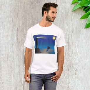 Fyrtorn och segelbåt vid Nattens månbelysta hav T Shirt