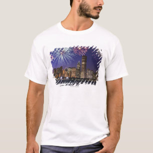 Fyrverkerier över Chicago horisont T Shirt