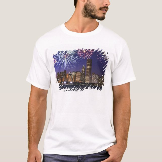 Fyrverkerier över Chicago horisont T Shirt (Framsida)