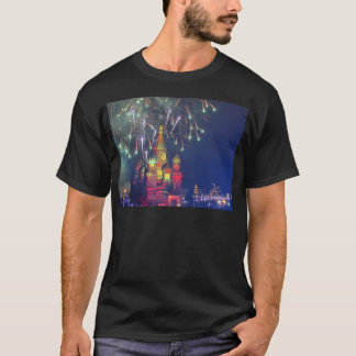 Fyrverkerier över rött kvadrerar t-shirt