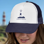 Fyrverksblå marinblå keps<br><div class="desc">Ett enkelt tak med en illustration av ett fyr och ett anpassade namn i marinblå toner! Det skulle kunna vara en utmärkt gåva till en sjöman,  en fartygsägare eller ett älskare av oceaner och kusten!</div>