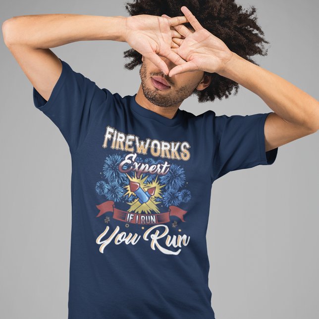 Fyrverksexperten i juli om jag Springa Party Gag T Shirt (Funny Fireworks Expert Holiday T-Shirt)