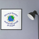 Fysisk terapi gör World Go Round Poster<br><div class="desc">Fysisk terapi gör World Go Round. En söt fysisk terapeutisk gåva med ett inspirerande citat för en PT.</div>