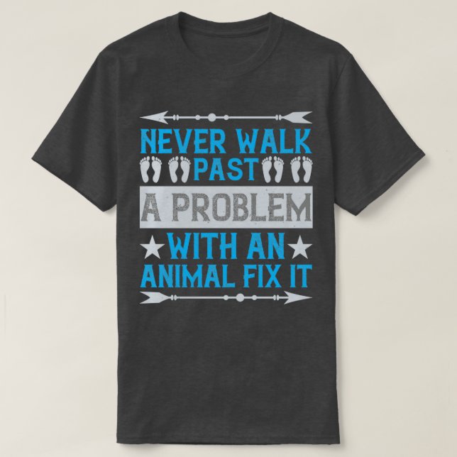 Gå aldrig förbi ett problem med ett djur. t shirt (Design framsida)