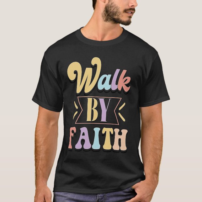Gå efter tro inte efter sikte 2 Corinthians 57 T Shirt (Framsida)