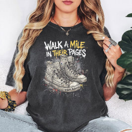 Gå en mil i deras sidor Bokläser Sneaker T Shirt