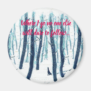 Gå genom Snowy Forest Magnet