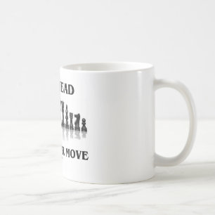 Gå gör framåt din flyttning (schackuppsättning kaffemugg