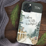 Gå in i ett Winter Wonderland Landcape Monogram<br><div class="desc">Telefonfodral för vinterlandskap, skrivet med "Walking in a Winter Wonderland" i trendigets skripttypografi. I detta land-projekt finns en vattenfärgscen med en snöskog väg, gräs träd, en rån och uggla på stängselstolparna. Designad för iPhone 13 Pro Max men passar många andra modeller. Om du väljer en annan modell kontrollerar du att...</div>