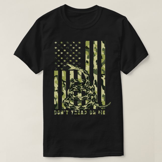 Gå inte på mig Camo American Flagga  T Shirt (Design framsida)