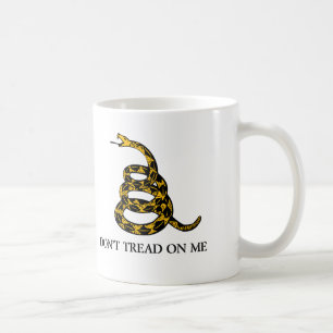 gå inte på mig - den gadsden flaggaen som tror p kaffemugg