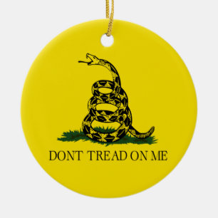 Gå inte på mig den politiska Gadsden flagga Julgransprydnad Keramik