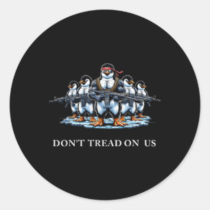 Gå inte på oss Patriotic Penguin Flagga Runt Klistermärke