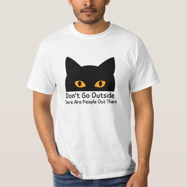 Gå inte utanför där ute finns folk där ute t shirt (Framsida)