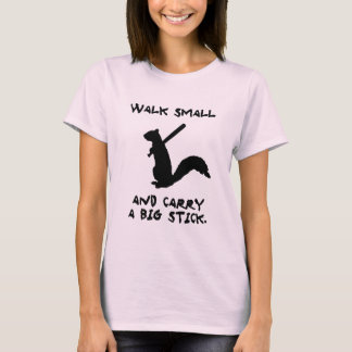 Gå litet och bär en stor Stick. T-shirt