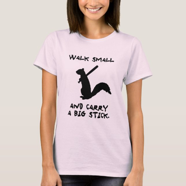 Gå litet och bär en stor Stick. T-shirt (Framsida)