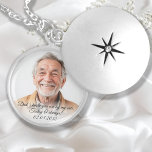 Gå med mig i dag, Pappa! Bröllop, foto, minnesstun Berlockhalsband<br><div class="desc">"Pappa, jag vet att du står vid min sida. Idag och alltid!" Personlig, Foto, Text, Bröllop Memorial Locket Necklace. Det är snabbt och enkelt att anpassa den här sidan - ladda bara upp ditt favoritfoto, redigera texten om du vill och du är klar inom en minut! Behålla minnet av en...</div>