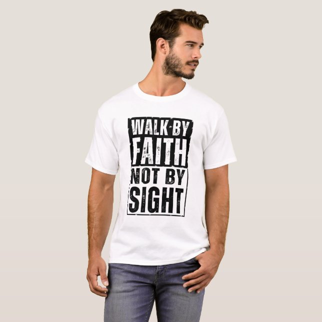 GÅ MED TRO HÄRDA INTE MED SIKTE T-Shirt (Hel framsida)